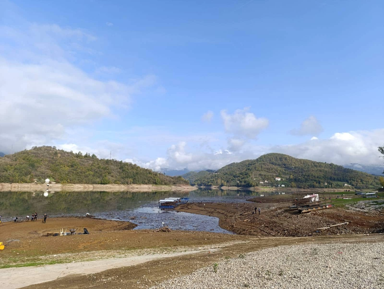 Volonteri za vikend čistili Jablaničko jezero